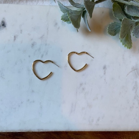 The Daisy - Golden Heart Hoop Earrings - Picture 5 of 6